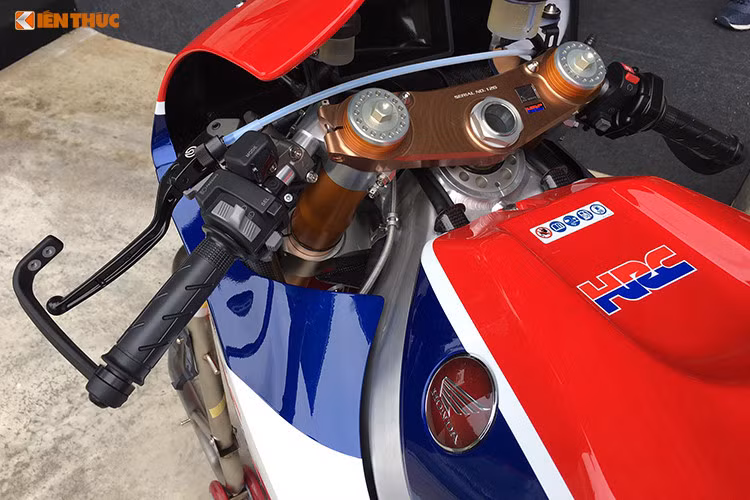 Ngoài thân xe làm từ sợi carbon, siêu môtô Honda RC213V-S còn có nhiều chi tiết làm từ các vật liệu nhẹ và hiếm khác, chẳng hạn như titan, magie hay nhôm hàng không. Mẫu siêu môtô này cũng được trang bị động cơ V4 1000 cc gần như y hệt máy của xe đua MotoGP, với kích thước nhỏ gọn chỉ tương đương với những động cơ 4 xi-lanh 800cc khác.