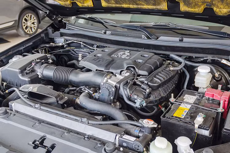 Ở phiên bản hai cầu, Mitsubishi mang đến hệ thống dẫn động Super Select II mà hãng đang trang bị cho Triton. Bốn chế độ gài cầu hết sức cơ động và linh hoạt đủ giúp Pajero Sport chinh phục bất kì khó khăn nào. Bên cạnh đó, các chế độ vận hành Off-road lần đầu tiên được phát triển cho Pajero Sport nhằm tăng cường khả năng vượt địa hình cho xe.