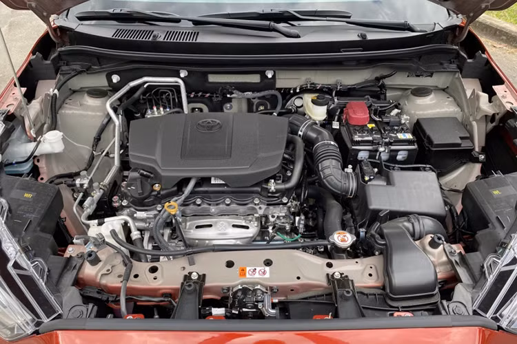 Phiên bản Hybrid kết hợp giữa động cơ xăng 90 mã lực cùng mô tơ điện 79 mã lực, có chế độ lái thuần điện và sử dụng pin Li-ion hoàn toàn mới, cho mức tiêu thụ nhiên liệu cực thấp, chỉ 3,56 L/100km trong đô thị.