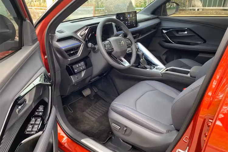 Bên cạnh yếu tố thương hiệu, sức hút của Toyota Yaris Cross còn đến từ ngoại hình mạnh mẽ, năng động với những đường nét thiết kế khỏe khoắn, góc cạnh, đậm chất SUV. Cùng với đó là loạt trang bị hiện đại như công nghệ chiếu sáng full- LED; la-zăng 18 inch dạng phay xước, 2 tông màu thể thao...