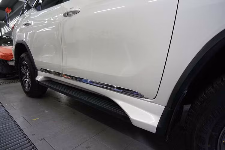 Tuy nhiên với bộ bodykit phong cách nhẹ nhàng thì chiếc Fortuner này vẫn rất ấn tượng khi xuất hiện trên phố. Theo những người thợ lắp ráp Bodylip của Ativus được thiết kế cho Fortuner được làm bằng chất liệu nhựa ABS nên nó sẽ dẻo và khó biến dạng như chất liệu của cản zin.