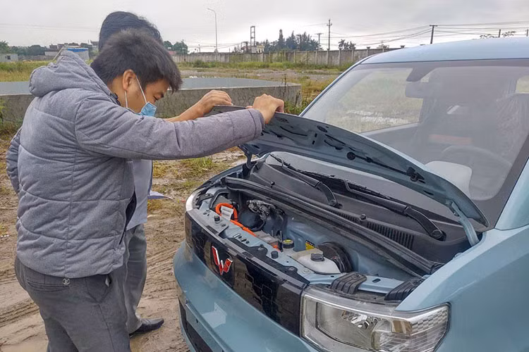 Cửa cốp phía sau của Wuling Hongguang Mini EV tương tự xe hatchback, tuy nhiên cụm cản sau cao khiến cửa khoang cốp hẹp. Không gian để đồ ở cốp sau bị "triệt tiêu" bởi khu vực này đã dành cho hàng ghế thứ 2. Muốn chở đồ, người mua chỉ có thể gập hàng ghế phía sau lại.