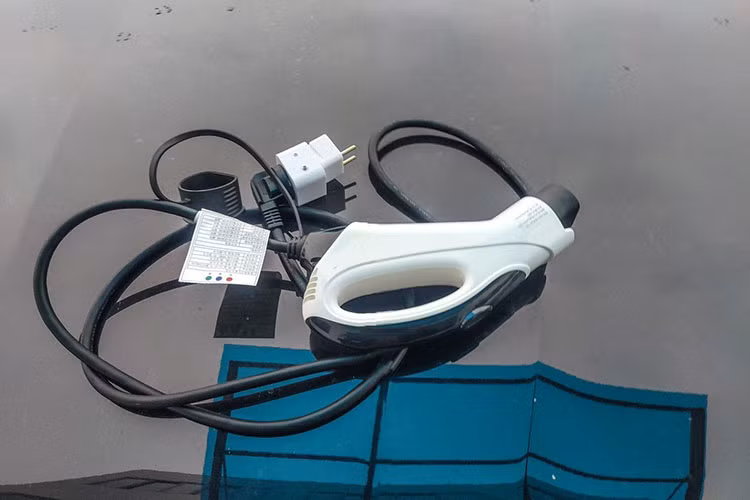 Hongguang MINI EV có cấu hình 3 cửa, 4 chỗ ngồi. Kích thước 2.917 x 1.493 x 1.621 (mm), chiều dài cơ sở 1.940 mm. Như vậy, Hongguang MINI EV thua Kia Morning 678 mm về chiều dài. Trọng lượng không tải đạt 705 kg. Bản cao cấp sử dụng pin có dung lượng 13,8 kWh.