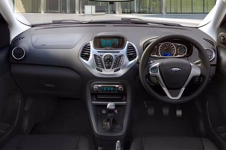 Bên trong nội thất xe là một cảm giác quen thuộc bởi thiết kế chẳng khác là bao so với những mẫu xe nhỏ khác của Ford. Vô lăng ba chấu bọc da, bảng điều khiển với hàng loạt các phím bấm đến ‘hoa mắt’, màn hình đơn sắc, cần số và cụm đồng hồ đều giống với Ford Fiesta. Xe được tích hợp hệ thống SYNC phiên bản đầu.