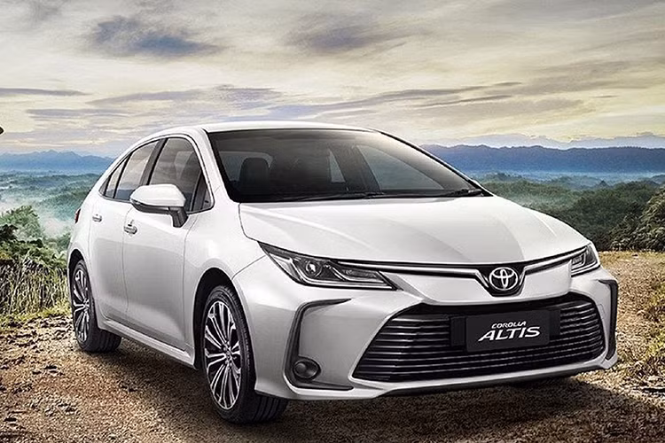 Đứng ở vị trí thứ 3 là Toyota Corolla Altis doanh số giảm đến 80,5% xuống còn 7 xe. Đây không phải là tháng đầu tiên mẫu sedan hạng C này góp mặt trong top 10 xe bán kém nhất thị trường trong thời gian qua. Cũng như sedan hạng D, phân phúc sedan cỡ C tại Việt Nam hiện đang mất dần sức hút vì sự thay đổi trong thị hiếu của người tiêu dùng. Toyota Corolla Altis là một ví dụ điển hình cho sự chuyển dịch này.
