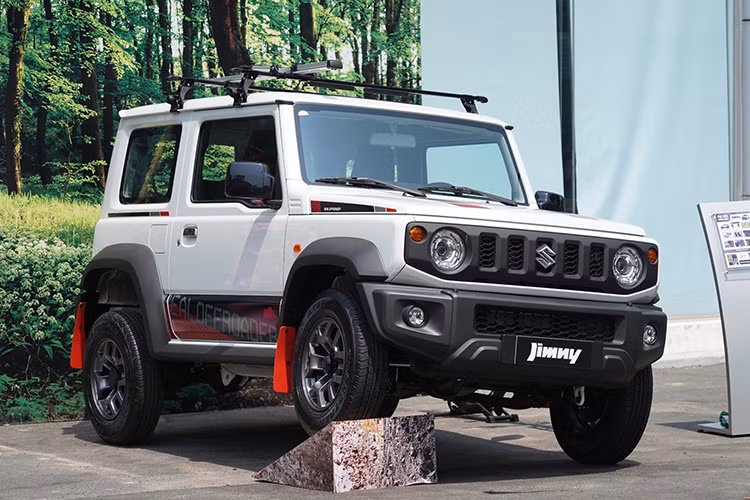 Suzuki Jimny với chỉ 16 xe bán ra, giảm 63,6%. Trong thời gian qua, mẫu xe này đã từng vài lần góp mặt trong top xe bán kém nhất thị trường. Nguyên nhân là bởi mẫu xe này có giá khá cao, khởi điểm từ 789 triệu đồng, trong khi kích thước, trang bị tiện nghi và an toàn lại không tương xứng. Ngoài ra, Suzuki Jimny được nhập khẩu nguyên chiếc từ Nhật Bản về Việt Nam với số lượng giới hạn.