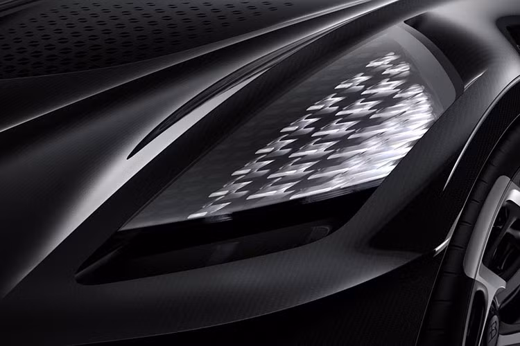 Bugatti La Voiture Noire không có những đường cắt mượt mà trên thân hay nắp capô dài như Type 57SC Atlantic nguyên bản. Tuy nhiên, chiếc siêu xe có một không hai này lại sở hữu một chi tiết giống Bugatti Type 57SC Atlantic, đó là đường gân chạy từ nắp capô qua cửa rồi lên trên nóc.