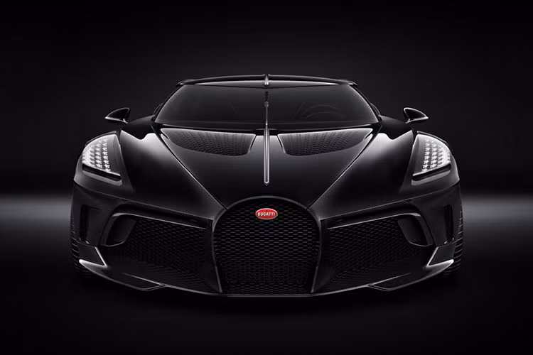 Đúng như tên gọi, Bugatti La Voiture Noire được trang bị những tấm thân vỏ bằng sợi carbon chế tạo thủ công nằm bên dưới màu sơn ngoại thất màu đen bóng bẩy. So với siêu xe Bugatti Chiron và Veyron tiêu chuẩn, Bugatti La Voiture Noire sở hữu lưới tản nhiệt nổi bật hơn hẳn. Trong khi đó, cụm đèn pha có thiết kế sắc sảo được vuốt về phía sau chứ không nằm ngang bên trên cản trước.