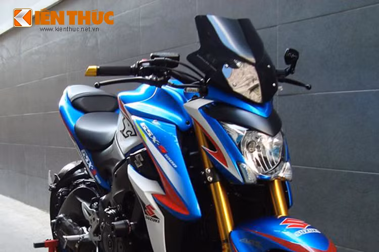 Bên cạnh ghi đông Renthal chính hãng, xe còn được chủ nhân trang bị cặp bao tay Barracuda cùng với gù xéo Rizoma, kiếng hậu CRG.