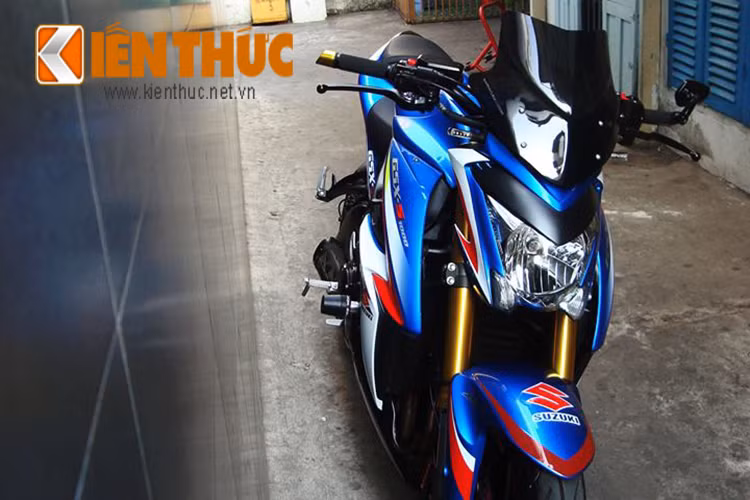 Ngoài việc làm mới bộ vỏ bằng dàn tem đấu, dàn đầu của xe trở nên phong cách hơn khi được trang bị kính chắn gió Barracuda "hàng hiệu".