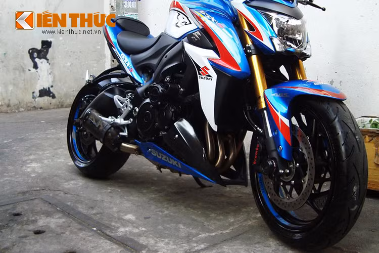 Dàn chân trước của GSX-S1000 cứng cáp với cặp phuộc Upside-down 43 mm từ KYB, hệ thống phanh đĩa kép trước với cặp heo Brembo Monobloc được trang bị mặc định từ nguyên bản của nhà sản xuất Suzuki.