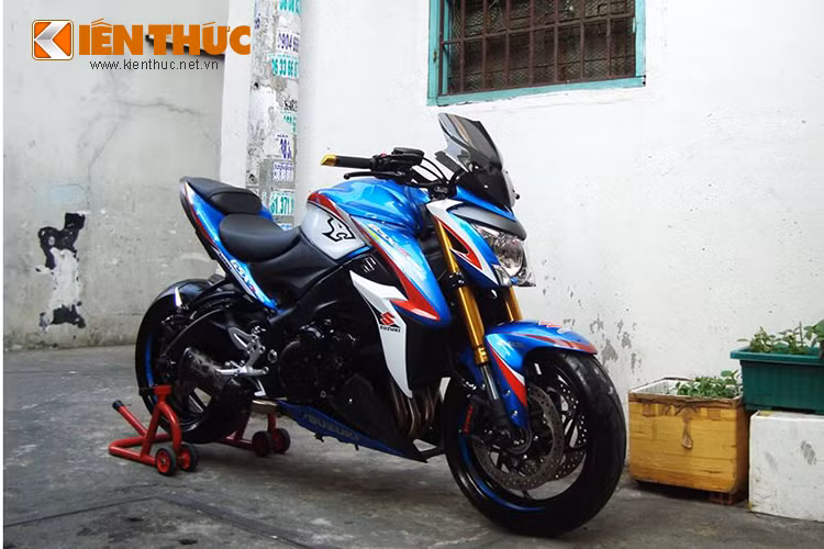 Động cơ có dung tích 999 phân khối. Công suất cực đại của xe đạt 143,5 mã lực tại vòng tua máy 10.000 vòng/phút, mô-men xoắn cực đại 106 Nm tại 9.500 vòng/phút, kết hợp với hộp số 6 tốc độ. GSX-S1000 được phân phối chính hãng tại Việt Nam Suzuki với mức giá 415 triệu đồng.