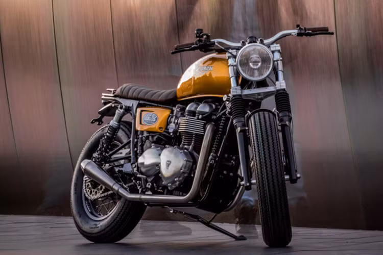 Để kịp thời gian cho sự kiện Distinguished Gentlemans Ride sắp diễn ra ở London, xưởng độ Down &amp; Out Cafe Racers đã phải hoàn thành quá trình độ chiếc Triumph Thruxton chỉ trong vòng 3 tuần lễ.