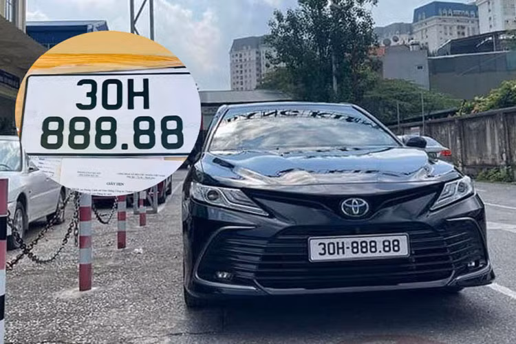 Một chiếc xe Toyota Camry 2.5Q có giá bán chính hãng được niêm yết là 1,35 tỷ đồng khi được chủ nhân mang đi bấm biển số đã thu về được kết quả 30H-888.88 vào đầu tháng 8 vừa qua - chiếc xe còn được giới luận biển đọc là Toyota Camry biển ngũ quý 8 hay ngũ phát... đã thu hút rất nhiều sự chú ý của cộng đồng mạng. 