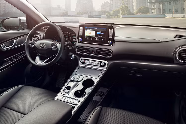 Nếu sử dụng sạc nhanh 100 kW CCS, bộ pin lithium-ion của Hyundai Kona có thể được sạc đầy 80% sau khoảng 54 phút. Trong khi đó, thời gian sạc đầy bằng sạc thường là 9h40p cho phiên bản dùng pin 64 kWh và 6h10p cho phiên bản dùng pin 39,2 kWh. Người dùng cũng có thể sạc điện cho xe tại nhà bằng cáp sạc ICCB.