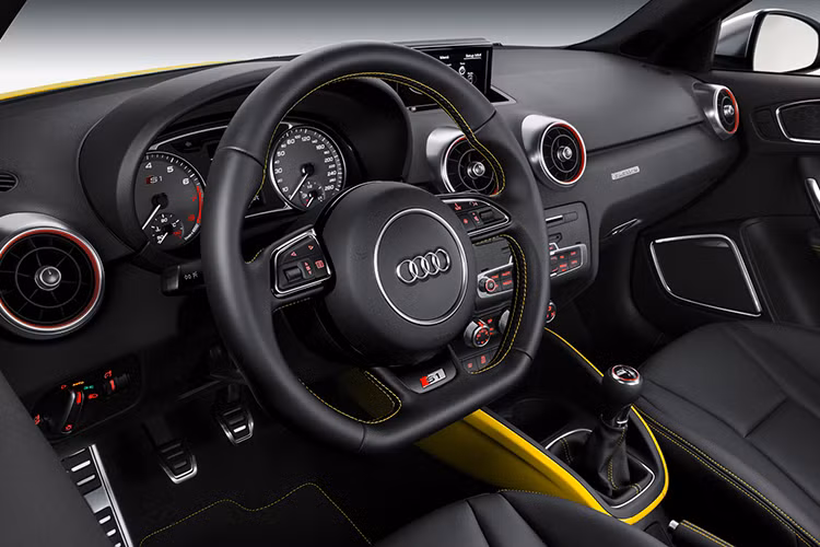 Lựa chọn hộp số tiêu chuẩn trên Audi RS1 là 6 cấp, ngoài ra khách hàng có thể tùy chọn hộp số 7 cấp ly hợp kép, mô-men xoắn cực đại 500 Nm. Đối thủ của những chiếc xe MINI Cooper cũng được trang bị hệ thống ly hợp đa đĩa và hệ thống dẫn động 4 bánh tiêu chuẩn.