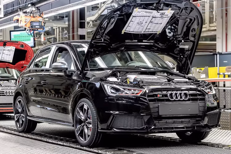 Audi A1 có cùng phân hạng Mini Cooper và Volkswagen Scirocco. Cùng chung tập đoàn Volkswagen nhưng Scirocco và A1 có phong cách hoàn toàn khác. Nếu Scirocco có thể dành cho cả giới mày râu thì A1 lại hợp với nữ hơn. Thiết kế vẫn đậm chất Audi, đơn giản nhưng tinh tế. 