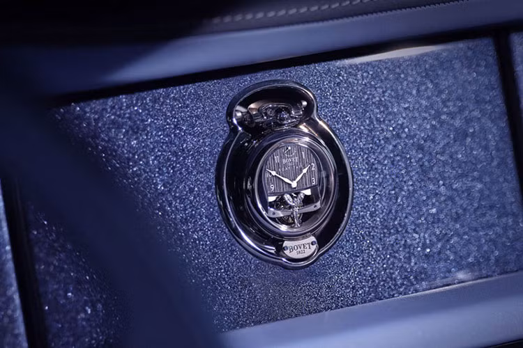 Ngoài ra, cặp đôi đồng hồ Bovet Tourbillon Boat Tail còn được chế tác cả biểu tượng Spirit of Ecstasy rất đặc trưng của Rolls-Royce. Thiết kế mặt sau hai chiếc đồng hồ có tính cá nhân hoá rõ ràng hơn. Chiếc đồng hồ của quý ông có mặt số bằng đá Aventurine, được sắp xếp dựa theo vị trí các vì sao trên bầu trời đêm tại đúng nơi sinh và ngày sinh của chủ nhân.