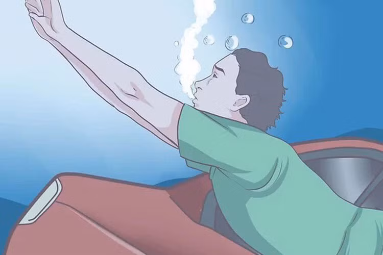 Nếu như không thể phá vỡ cửa kính xe ngập nước, việc bạn cần làm là phải thật bình tĩnh đợi mực nước vào trong xe đến ngang ngực rồi hít một hơi dưỡng khí thật dài. Đến khi nước vào đầy bên trong xe, áp suất sẽ được cân bằng giữa trong/ngoài, là lúc bạn có thể mở cửa thoát ra ngoài. Hãy cố gắng để tay ở khóa cửa để sẵn sang mở ra khi đến thời điểm mở được cửa.