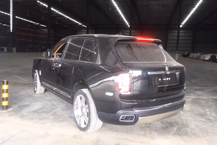 Hãng xe sang Rolls-Royce mang đến cho Cullinan tất cả 2 lựa chọn là phiên bản 5 chỗ ngồi và bản 4 chỗ ngồi với 2 hàng ghế sau thương gia mang option Individual Seat. Chưa hết, xe còn sở hữu tuỳ chọn View Suite với bộ ghế ngồi phía sau khoang hành lý.