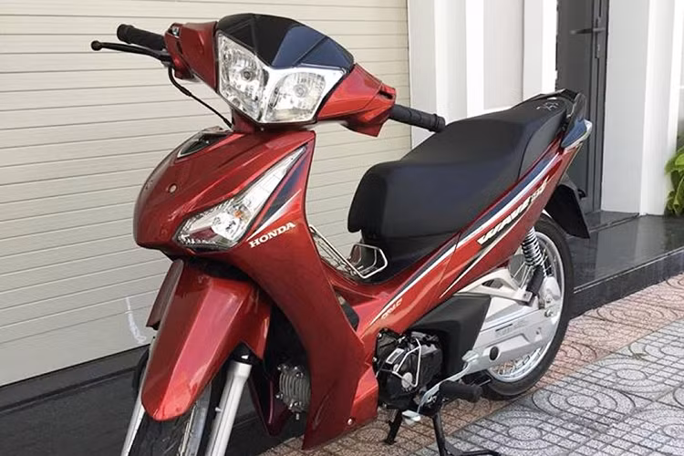 Honda Wave 125i tại Việt Nam đã ra mắt lần đầu vào tháng 8/2018 tại Thái Lan, tiếp theo đó là được đem đến giới thiệu ở thị trường Malaysia. Xe sở hữu các số đo tổng thể bao gồm chiều dài 1.931 mm, rộng 711 mm và chiều cao 1.090 mm. Chiều cao yên tính từ mặt đất của Honda Wave 125i 2019 là 758 mm. Chiều dài cơ sở 1.205 mm.