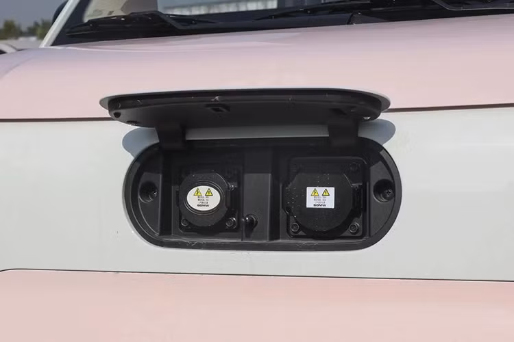 So với phiên bản hiện hành, Wuling Hongguang Mini EV 2024 được tăng nhẹ về kích thước. Theo đó, xe có số đo chiều dài x rộng x cao lần lượt là 3.064 x 1.493 x 1.621 (mm).