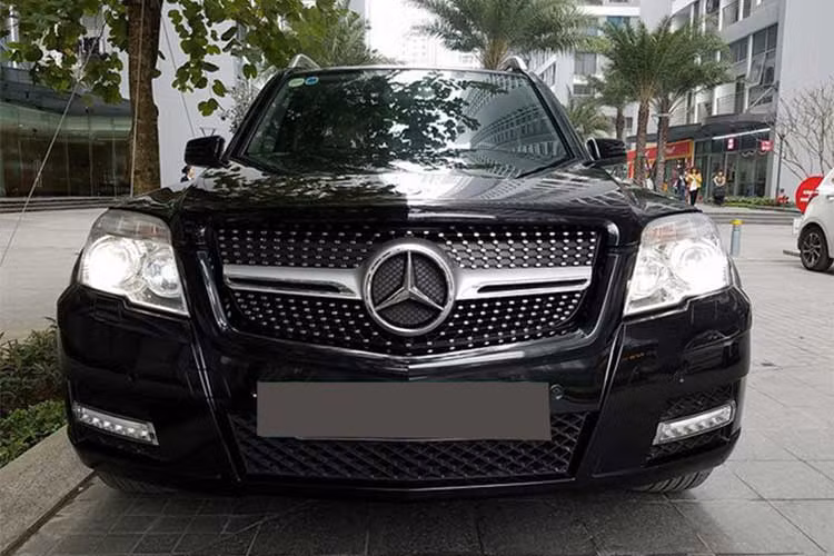 Chiếc Mercedes-Benz GLK300 4Matic trong bài viết này đang được người dùng tại Hà Nội rao bán được sản xuất năm 2010, đã lăn bánh hơn 54.700km và chào bán với giá 745 triệu đồng. Trên thị trường xe cũ, hầu hết GLK300 2010 thường được rao bán với giá dưới 700 triệu. Những chiếc đi ít và được giữ gìn tốt mới có giá trên 700 triệu đồng.