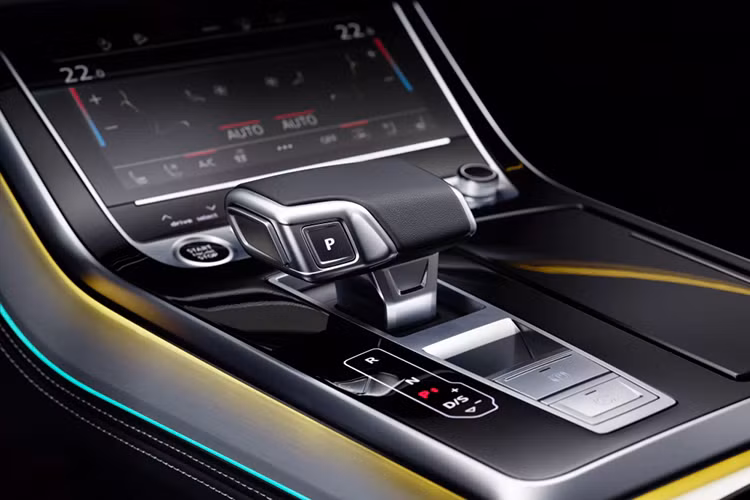 Đáng chú ý với SUV hạng sang Audi Q8 2024 mới, Audi Việt Nam sẽ tặng thêm tính năng đèn LED chiếu sáng ở cửa trước và cửa sau. Khi cửa mở, đèn chiếu biểu tượng logo 4 vòng tròn của Audi sẽ chiếu xuống đất bằng công nghệ LED giúp thuận lợi khi ra vào xe.