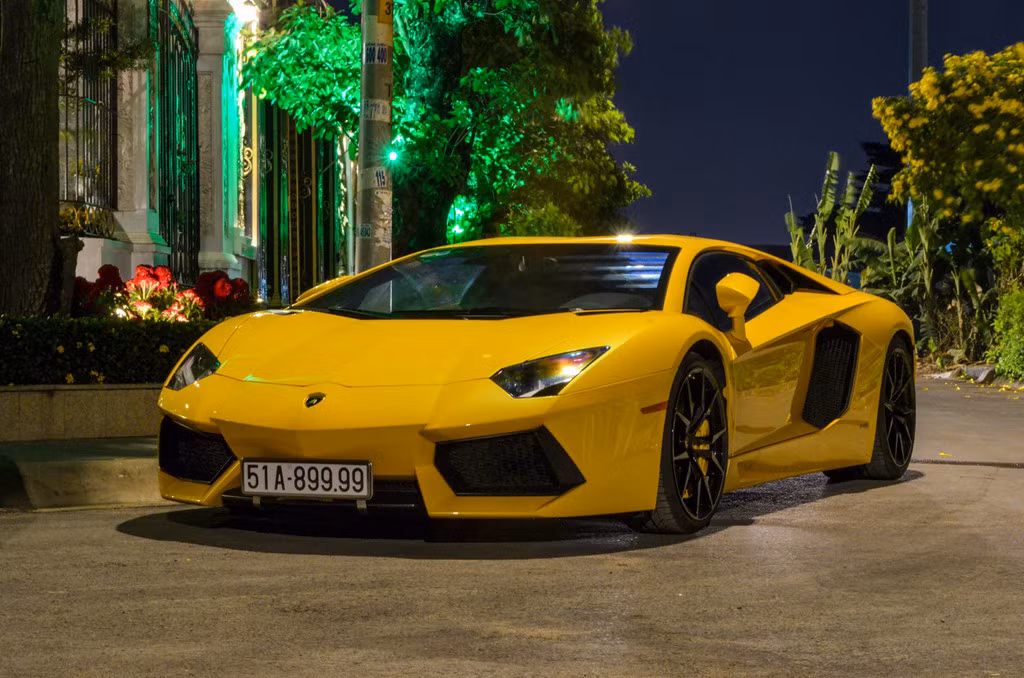 Chiếc Lamborghini Aventador vàng biển 51A-899.99 cũng có mặt tại bữa tiệc. Là chiếc Aventador đầu tiên về Việt Nam năm 2012, siêu xe này thường xuyên xuất hiện trên đường phố sau khi ra biển trắng, và từng dán decal màu trắng vào năm 2016 trước khi về lại màu vàng nguyên bản.