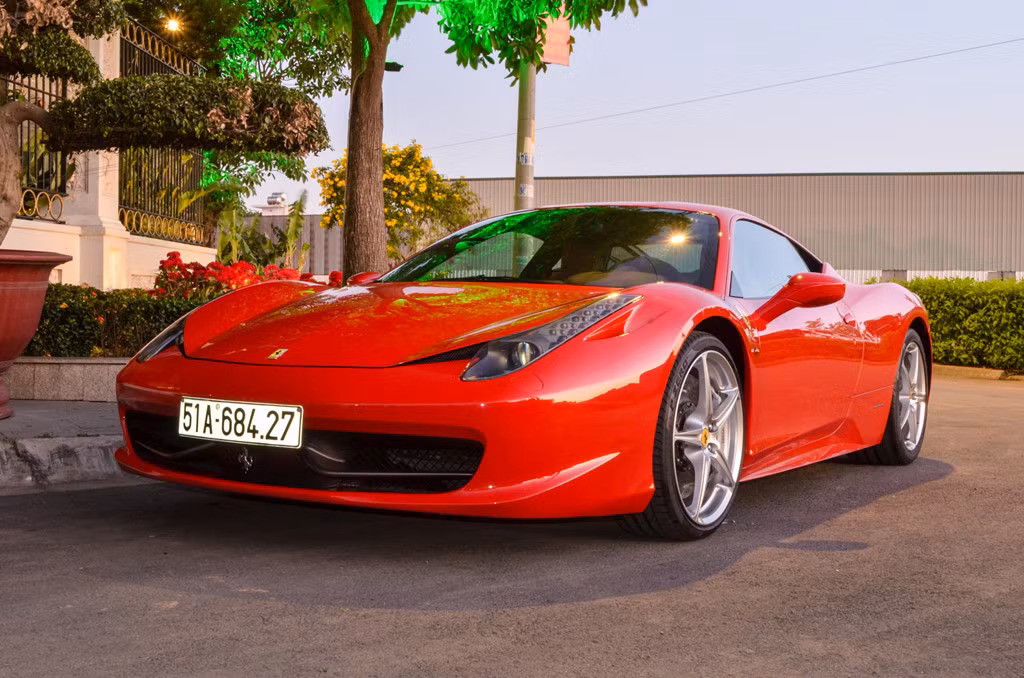 Ferrari 458 Italia sử dụng động cơ V8 hút khí tự nhiên, dung tích 4,5 lít, cho công suất 570 mã lực và mô-men xoắn 540 Nm. Ferrari 458 Italia và Lamborghini Gallardo là cặp đối thủ đình đám trong làng siêu xe. Cả 2 đã bị khai tử, nhường chỗ cho cặp đôi Ferrari 488 GTB và Lamborghini Huracan.