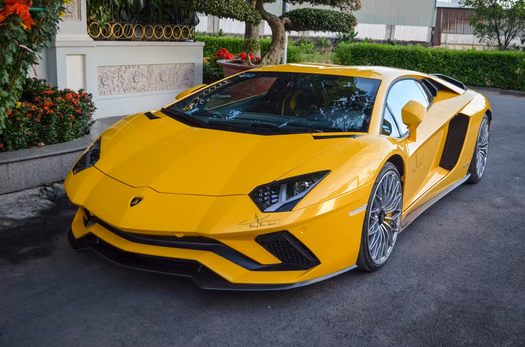 Hôm qua (21/2), 3 chiếc xe thể thao tập trung tại nhà chủ nhân siêu xe Lamborghini Aventador S ăn tiệc đầu năm. Theo nguồn tin riêng, vị đại gia này kinh doanh lĩnh vực làm đẹp và tham gia rất nhiều hội nhóm, từ siêu xe cho đến môtô phân khối lớn Harley-Davidson.
