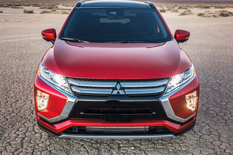 Eclipse Cross thế hệ mới sở hữu thiết kế trẻ trung theo ngôn ngữ Dynamic Shield đặc trưng của Mitsubishi, hướng đến nhóm khách hàng trẻ tuổi, năng động. Kiểu dáng lai coupecủa xe mang nhiều nét tương đồng với mẫu xe đang bán chạy hiện nay là C-HR của “đồng hương” Toyota.
