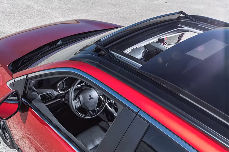 Mitsubishi Eclipse Cross sở hữu kích thước dài x rộng x cao lần lượt là 4.405 x 1.805 x 1.685 mm với chiều dài trục cở sở ở mức 2.670 mm. Xe có 08 lựa chọn màu sắc ngoại thất bao gồm: Đen (Tarmac Black), đỏ (Rally Red), Xanh Dương (Octane Blue), Xám (Mercury Grey). Màu Bạc (Metallic Metal/ Alloy Silver) là màu sơn cơ bản.