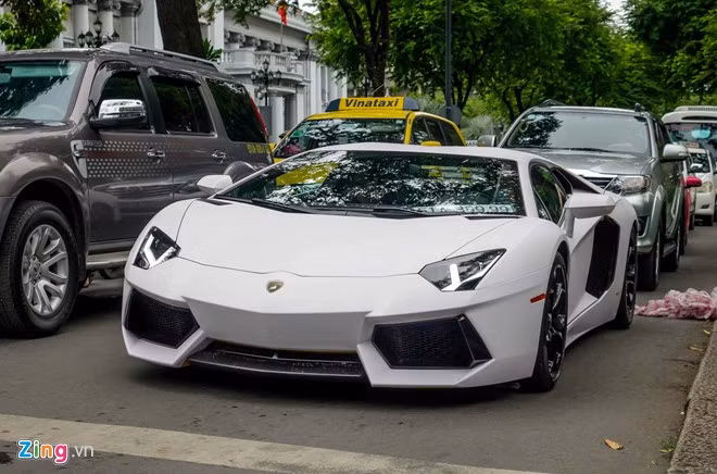 Lamborghini Aventador được trang bị động cơ V12, dung tích 6,5 lít, sản sinh công suất tối đa 700 mã lực tại vòng tua 8.250 vòng/phút và mô-men xoắn 690 Nm tại vòng tua 5.500 vòng/phút.