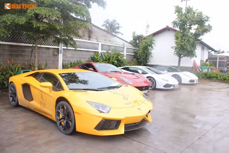 "Siêu bò" Aventador LP700-4 chỉ mất khoảng 2,9 giây để tăng tốc từ 0-100 km/h trước khi đạt vận tốc tối đa 350 km/h. Chiếc siêu xe này tại thị trường Việt Nam hiện có mức giá lên đến hơn 20 tỷ đồng và khá hiếm.