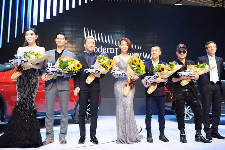 Gian hàng của Mercedes-Benz Việt Nam tại VMS 2015 trở nên nổi bật hơn với sự xuất hiện của những người nổi tiếng đến tham dự.