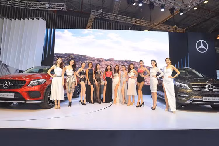Trong ngày đầu ra mắt triển lãm, gian hàng Mercedes-Benz có sự hiện diện của những người mẫu, ca sĩ, diễn viên nổi tiếng như Á hậu Huyền My, diễn viên Huy Khánh, diễn viên Mai Thu Huyền, ca sĩ Thu Minh,....