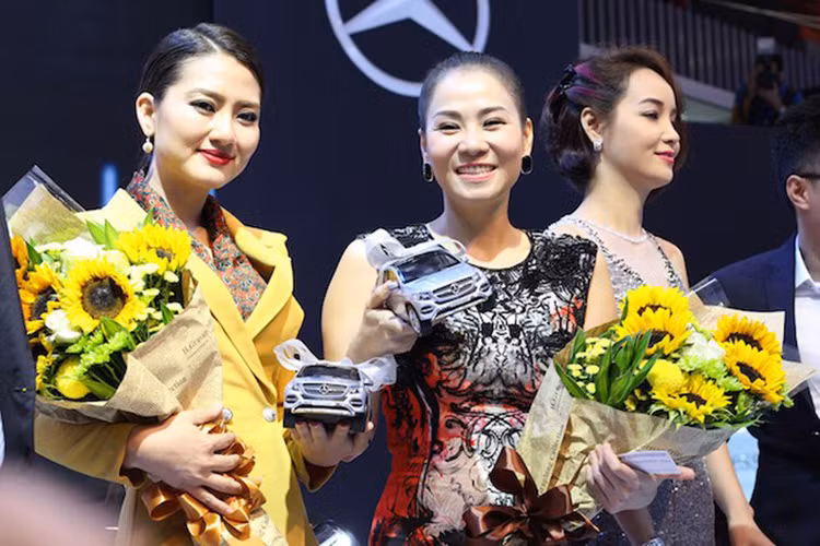 Ngọc Lan, Mai Thu Huyền và Thu Minh mỗi người một phong cách khi đón nhận những mô hình xe sang của thương hiệu ngôi sao 3 cánh.