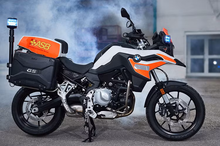 Chiếc môtô duy nhất trong đội xe ưu tiên là mẫu BMW F750 GS, đây là trợ thủ cho các lực lượng cứu hộ và cảnh sát. Khả năng “dọn đường” của BMW F750 GS được tối ưu nhờ hệ thống đèn chớp LED màu xanh lam và vàng, kết hợp cùng hệ thống còi ưu tiên