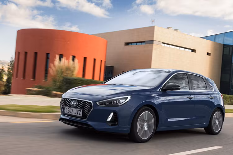 Trên mẫu xe này, hãng xe Hàn Quốc đã thiết kế ngoại thất của i30 2017 hoàn toàn mới nổi bật với cụm lưới tản nhiệt hình lục giác có họa tiết tổ ong, khe gió đóng/mở được nhằm giảm nhiệt cho động cơ. 
