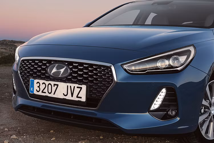 Ngoài ra, trên mẫu xe i30 phiên bản 2017 này - hãng xe Hyundai còn trang bị thêm cho xe cửa sổ trời toàn cảnh và khoang hành lý dung tích 395 lít, có thể tăng lên 1.301 lít khi hàng ghế sau gập xuống. Ghế lái của i30 2017 có chức năng sưởi, đi kèm chức năng nhớ 2 vị trí.
