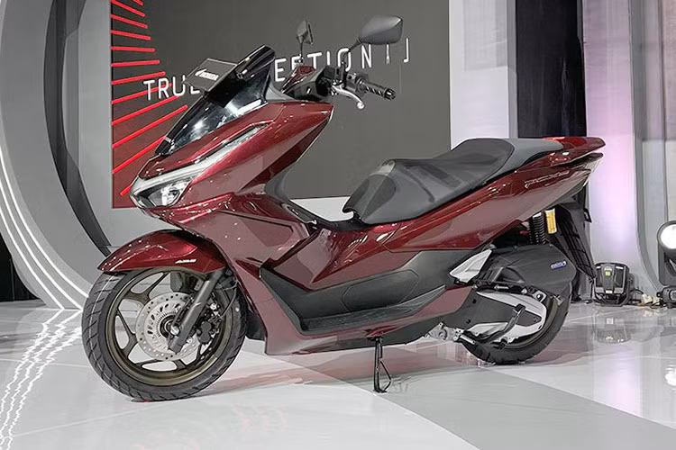 Cụ thể, liên doanh PT Astra Honda Motor – đối tác của Honda tại Indonesia – đã giới thiệu Honda PCX 160 2025 mới đến thị trường này. Mẫu xe này sẽ tiếp tục cạnh tranh với Yamaha Nmax trong phân khúc xe tay ga cao cấp. 