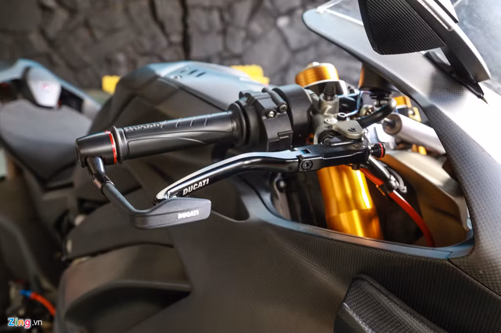 Xe bao gồm 3 chế độ lái có thể tùy chỉnh dễ dàng. Để kiểm soát được '"quái thú" MotoGP bản đường phố này, Ducati trang bị hàng loạt tính năng an toàn. Ngoài hệ thống ABS 2 kênh, siêu môtô này còn có hệ thống kiểm soát bám đường DTC EVO, kiểm soát nhấc bánh DWC EVO, kiểm soát trượt bánh DSC và kiểm soát phanh động cơ EBC EVO.