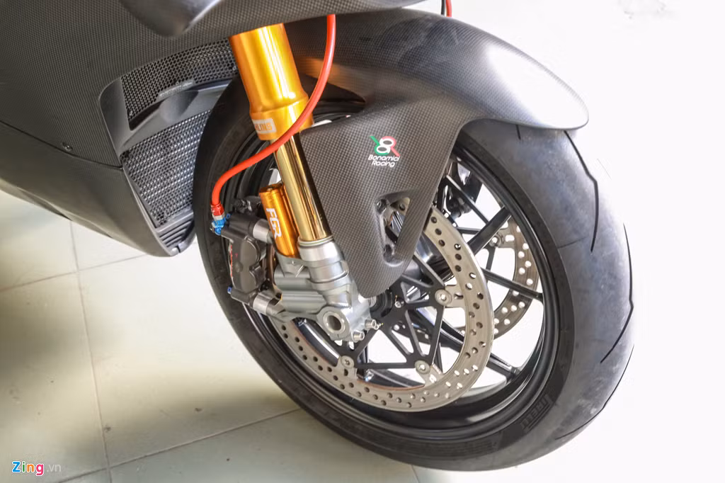 Hệ thống phuộc trước được thay thế bằng loại Ohlins FGR cao cấp hơn, giá khoảng 270 triệu đồng. Phanh đĩa kép với kẹp phanh 4 piston phía trước hiệu Brembo cho hiệu suất phanh ấn tượng hơn. 