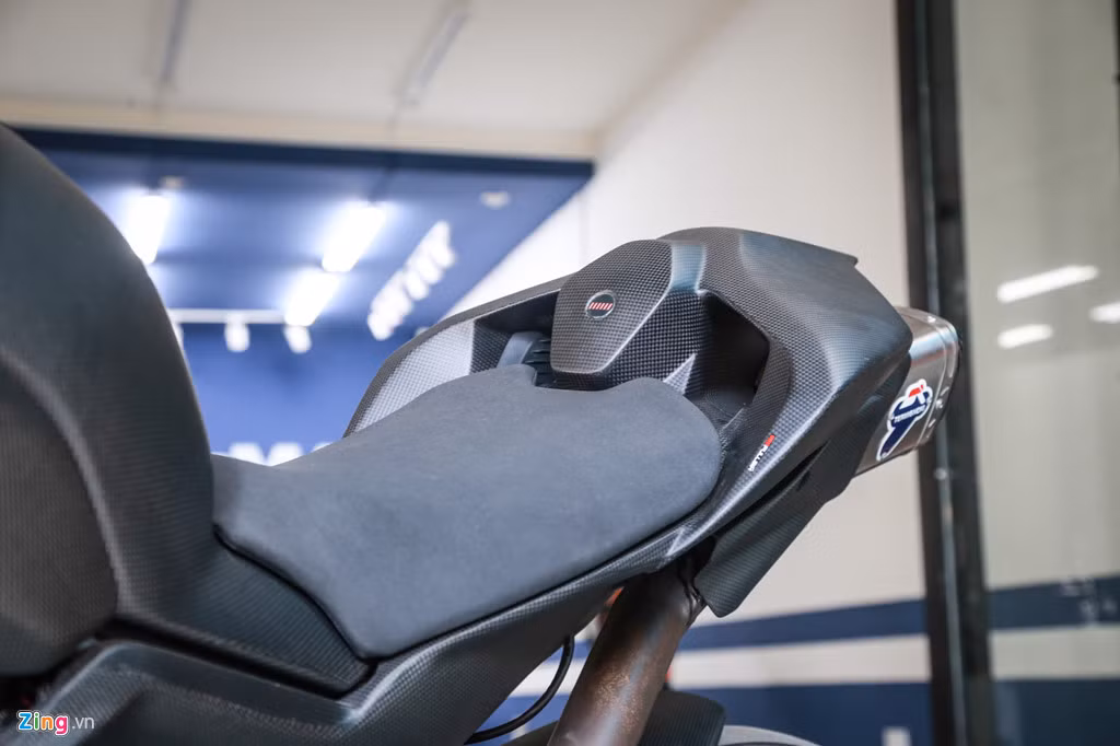 Yên xe dạng solo giống với Ducati V4 R, bề mặt không quá dày, giống với các mẫu xe đua MotoGP. 