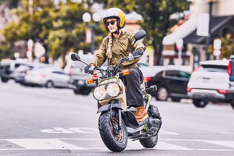 Nhìn chung điểm nổi bật của Honda Ruckus 2025 chính là dòng xe có kích thước nhỏ, nhẹ. Động cơ xe nhỏ 49cc, nhưng có thể giúp Ruckus vận hành êm ái trong môi trường đô thị. 