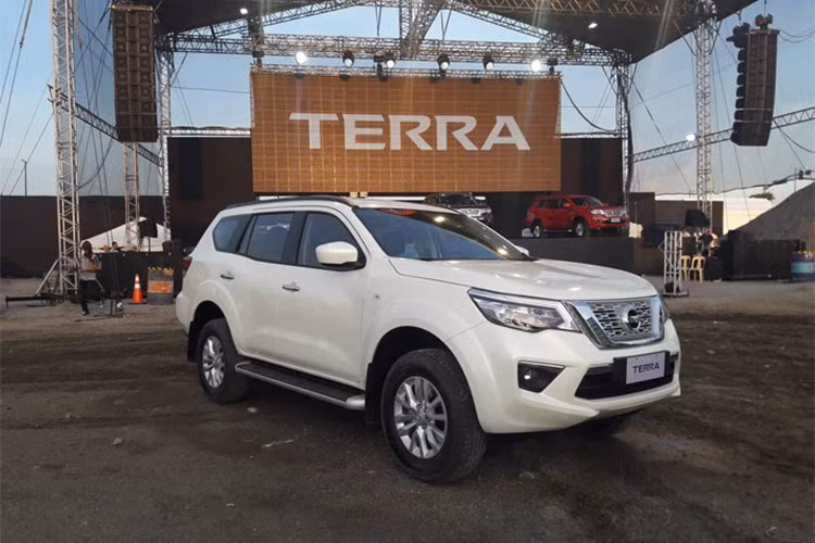 Mẫu SUV Nissan Terra 2018 sở hữu chiều dài tổng thể 4.882 mm, rộng 1.850 mm, cao 1.835 mm và chiều dài cơ sở 2.850 mm. Khoảng sáng gầm 225 mm của Nissan Terra 2018 được cho là tốt nhất phân khúc. Thêm vào đó là góc tiếp cận 32,3 độ và góc thoát 26,6 độ.