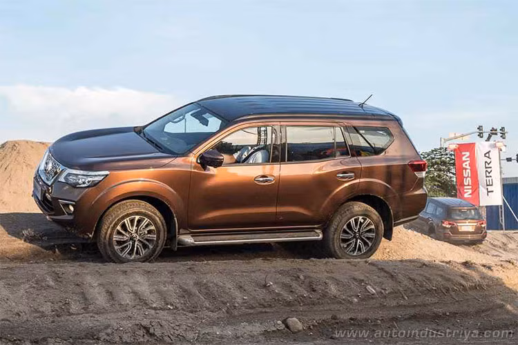 Bên ngoài, Nissan Terra sở hữu một số nét thiết kế quen thuộc, tương tự như xe bán tải Navara. Mẫu SUV sử dụng khung gầm sát-xi rời này được trang bị lưới tản nhiệt V-Motion đặc trưng của gia đình Nissan. Thêm vào đó là cụm đèn pha có thiết kế góc cạnh, chắn bùn phồng lên và nhiều chi tiết mạ crôm sáng bóng.