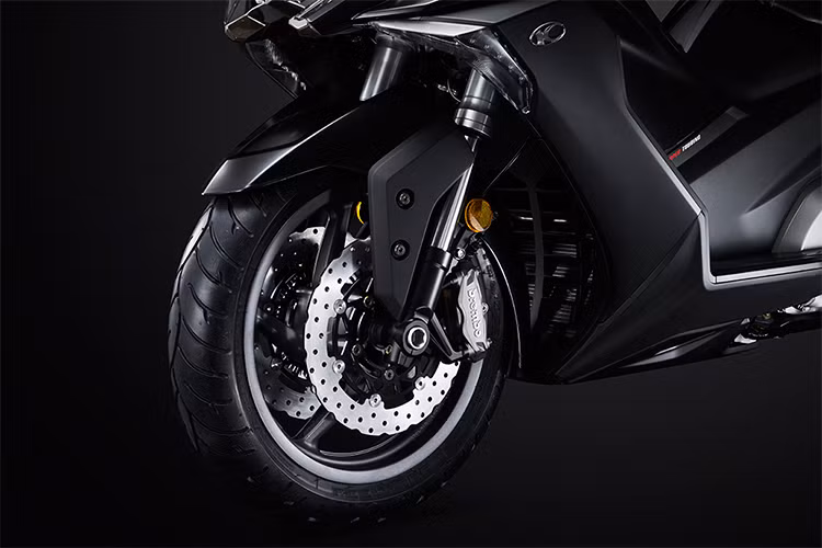 Trên mẫu xe tay ga phân khối lớn AK550 phiên bản mới này, nó được hãng xe máy Kymco trang bị hệ thống treo cực chất với cặp phuộc hành trình ngược (upside-down) có đường kính 41mm, xe sử dụng vành 5 chấu cùng phanh đĩa đôi phía trước cỡ 280mm của thương hiệu Brembo.
