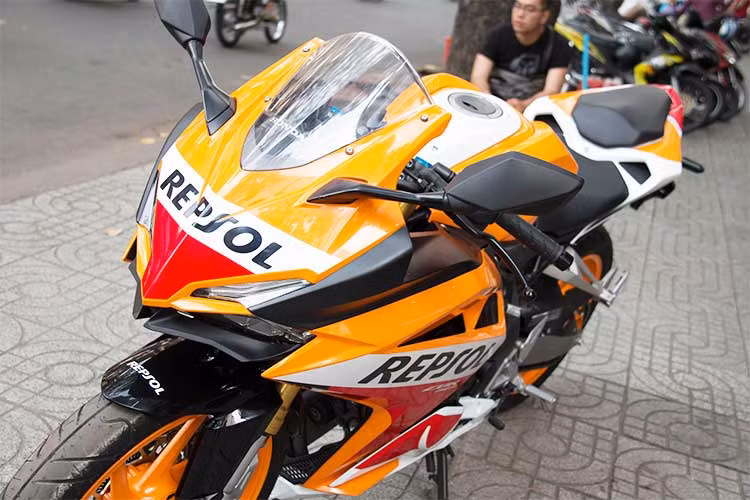 CBR250RR Repsol vẫn được hãng xe máy Honda trang bị động cơ xy-lanh đôi, DOHC, dung tích 249,7 cc, làm mát bằng dung dịch, kết hợp hộp số 6 cấp, công suất tối đa 36 mã lực và mô-men xoắn cực đại 23,3 Nm. Xe dùng hộp số 6 cấp, hệ thống bướm ga điện tử Throttle by wire, và có sẵn 3 chế độ lái gồm Comfort, Sport và Sport+. 